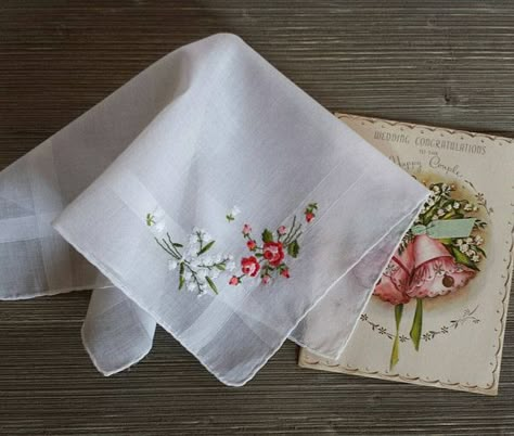 Handkerchief Diy, Embroidery Handkerchief, Wedding Souvenirs Diy, Handkerchief Embroidery, Flower Handkerchief, Embroidered Hankies, Handkerchief Wedding, Basic Hand Embroidery Stitches, Clothes Embroidery Diy