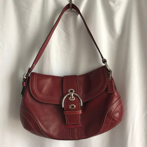 White Purse Outfit, Y2k Downtown, Purse Aesthetic, Burgundy Bag, Dream Wishlist, Red Leather Bag, Streetwear Inspo, Red Purse, Vintage Coach Bags