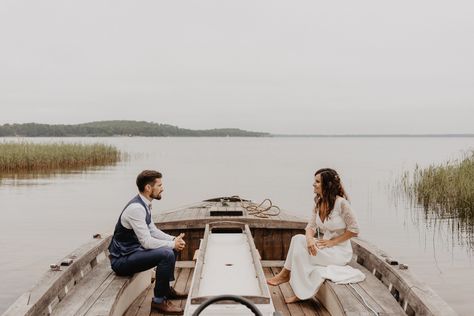 Photographie de jeunes mariés face à face dans une barque lors de leur séance mariage au lac de Lacanau, proche de Bordeaux. Photo Couple, Wedding Photos, Portfolio, Film