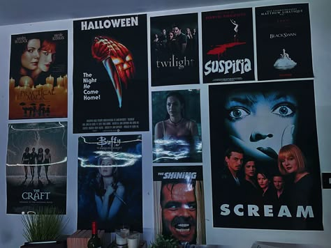 Horror Movies Bedroom, Horror Posters Room, Iconic Bedrooms In Movies, Horror Movie Room Decor Diy, 80s Movie Bedroom, Halloween Movie Poster Aesthetic, Horror Movie Bedroom Decor, Horror Poster Wall Bedroom, Movie Themed Room Ideas