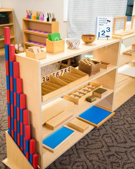 Mission Montessori on Instagram: "A Montessori math shelf & many of its supporting materials… From number rods for teaching quantity to the multiplication board the materials are beautiful, inviting and follow the pace of the child while developing their mathematical mind! #mmmath #montessori #montessorimathsactivities #montessorimaths #montessorimaterial #montessorishelfie #montessorischool" Math Shelf Preschool, Montessori Math Shelves, Montessori Math Materials, Montessori 3-6, Montessori Classroom Layout Preschool, Montessori Classroom Set Up, Montessori Language Shelf, Montessori Science Shelf, Corner Play Area