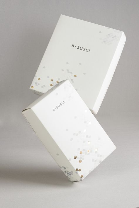 B~SUSCI è un ristorante giapponese e fusion. Il progetto di branding ne sottolinea il concept e lo impreziosisce con dettagli oro e texture materiche. Fusion Restaurant, Restaurant Branding, Brand Identity, Packaging Design, Card Holder, Place Card Holders, Branding, Packaging, Restaurant