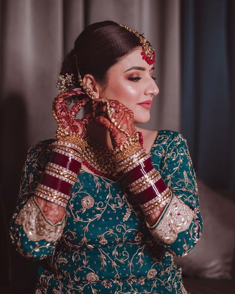 Bangle Ceremony Outfit For Bride, Chura Designs, Bangle Ceremony, Wedding Chura, Layer Dresses, Durga Kali, Bridal Suits, Marriage Ideas, Bridal Chura