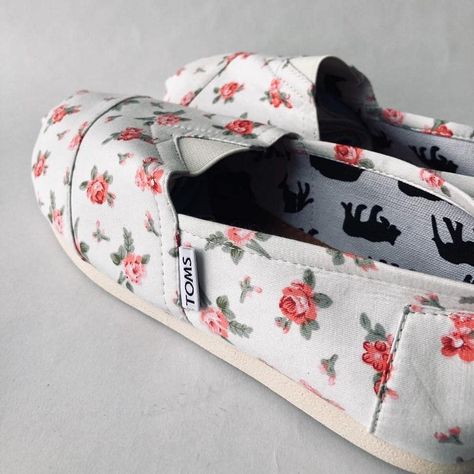 TOMS CARTAGENA (@tomscartagenaoficial) posted on Instagram: “TOMS miniprint ROSAS 👌🏻 un estilo único 👣  Envíos a toda 🇨🇴  #toms #tomslovers #tomsshoes #tomscartagena #tomscolombia #oneforone #canvas…” • Jul 1, 2020 at 4:26pm UTC Womans Toms Shoes, Painted Toms Shoes, Embroidered Toms, Lace Toms, Red Toms, Footwear Collection, Toms Shoes, Gym Bag, Shoe Bag