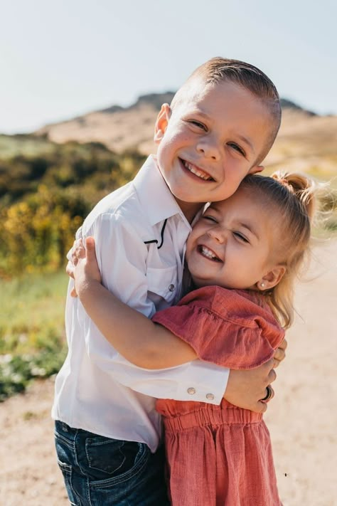 Brother And Sister Outdoor Photoshoot, Cute Sibling Pictures Brother And Sister, Sibling Fall Photoshoot Ideas, Sibling Photography Brother Sister, Sibling Photography Poses Two, Spring Sibling Photoshoot, Toddler Siblings Photoshoot, Young Sibling Photography Poses, Little Siblings Photoshoot