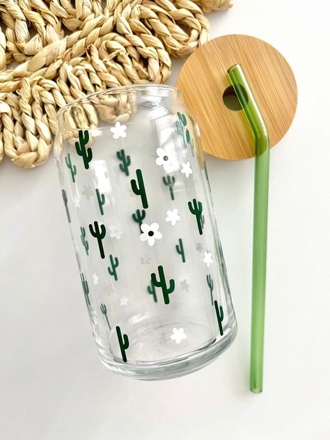 Cute Glass Cups Aesthetic, Cactus Glass Cup, Cricket Cups Designs, Cute Coffee Cups Designs, Trendy Glass Cups, Can Cup Design, Cute Cups Aesthetic, Cricket Cup Ideas, Cute Glass Cup Designs