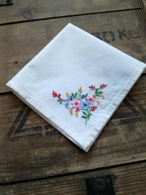 Hanky Embroidery, Handkerchief Ideas, Handkerchief Design, Handkerchief Embroidery, Garden Decor Crafts, Embroidered Hankies, Gadwal Sarees, Cap Embroidery, Fabric Painting On Clothes