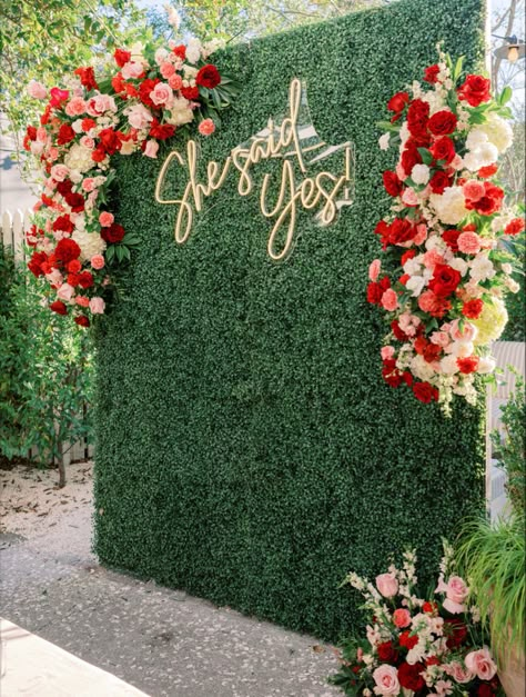 Engagement Party Wall Backdrop, Backyard Engagement Party Photo Backdrop, Flower Theme Engagement Party, Engagement Themes Decor Outdoor, Engagement Party Ideas Floral, Engagement Decorations Flowers, Back Drop For Engagement, Rooftop Engagement Party Decorations, Backyard Party Backdrop