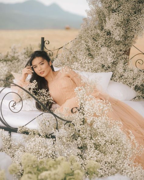 Debut Theme Ideas 18th Simple Outdoor, Francine Diaz Debut, Photoshoot Inspo Outdoor, Francine Diaz Photoshoot, Pre Debut Shoot Ideas, Pre Debut Photoshoot Ideas, Debut Photoshoot Ideas, Debut Theme Ideas, Fairytale Vibes