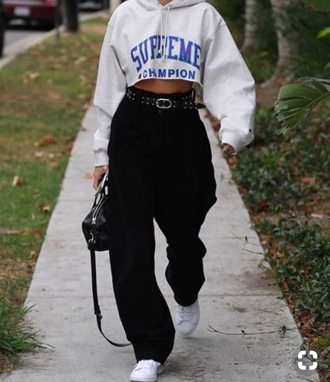 Sudadera crop manga larga ancha con capucha blanca. Pantalón largo negro. Deportivas blancas. Cinturón negro. (Invierno) Mode Tips, Instagram Baddie, Skater Girl Outfits, Mode Inspo, Fashion Streetwear, Kourtney Kardashian, Style Streetwear, Khloe Kardashian, Edgy Outfits