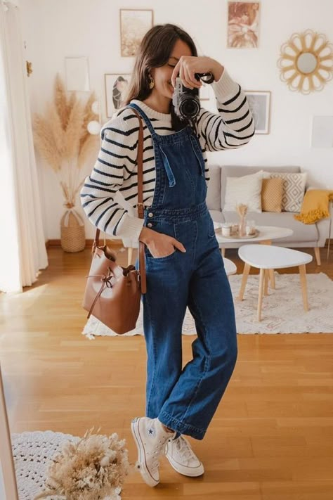 Converse blanches : comment les porter avec style ? #tenueprintemps #lookfemme #converse #converseblanches #salopette #salopettejean #sacseau #marinière #tenuefemme #look30ans #look40ans #streetstyle Jean Dungarees Outfits, Salopette Outfit, How To Style Converse, Style Salopette, Dungaree Outfit, Mode Dress, Color Combos Outfit, Fashion Tops Blouse, Denim On Denim