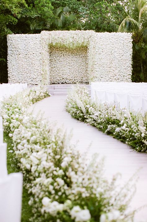 White Wedding Ceremony, White Wedding Decorations, All White Wedding, Venue Decorations, Wedding Venue Decorations, Future Wedding Plans, Outdoor Wedding Decorations, Salou, Ceremony Backdrop