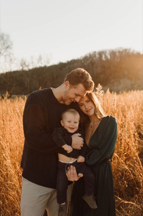 Wanting to capture special moments with your family? Here are some amazing poses that are great for young kids and couples! The blue and green outfits are perfect for the winter and would make great Christmas cards!! #familyphotos #babypictures #poseinspo #photoinspo #photoshoot #coupleposes #pompousgrass #fieldpictures #lakephotos Poses For Pictures Family, Fall Outside Family Pictures, Family Of 3 Photo Shoot Poses, Family Of 3 Holiday Photos, Family Portraits Of 3, Fall Photo Shoot Family Of 3, Fall Family Photos With 3 Month Old, Outside Family Picture Ideas Winter, Fall Photoshoot Poses Family Portraits