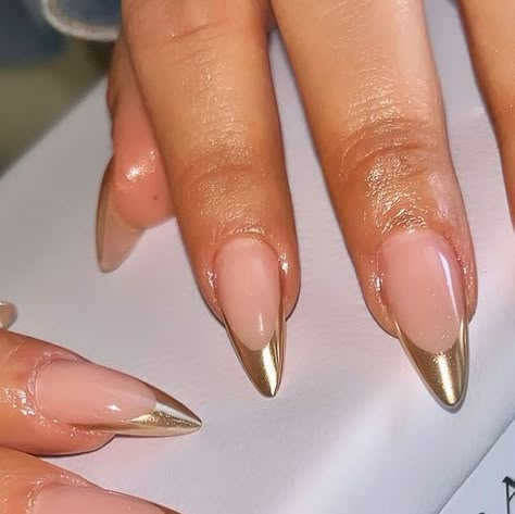 𝘕 𝘈 𝘐 𝘓𝘚. on Instagram: "✨ gold frenchies" French Styles Nails, Gold Top Nails, French With Gold Tips, Nails To Match A Gold Dress, Gold Style Nails, Gold Crome Nails French Almond, Gold Nails Extra, Viral Nail Designs, Chrome Gold French Tip Nails