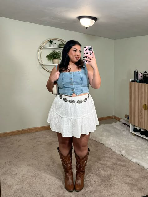 Concert Outfit Maoli, Western Lace Outfit, Rodeo Plus Size Outfit, Mid Size Cowgirl Outfits, Plus Size Outfits For Nashville, Stagecoach Outfit Ideas Plus Size, Cowgirl Boots Outfit Concert, Midsize Cowgirl Outfit, Cowgirl Plus Size Outfits