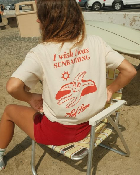 S U R F L O C O S (@surflocos) • Foto e video di Instagram Vintage Tshirt Design, Stile Casual Chic, Label Ideas, Surf Shirt, Instagram Time, Surf Tshirt, Boxy Tee, Photo Vintage, Beach Shirts