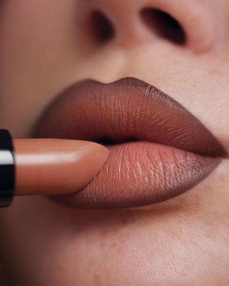 Lipstick Looks Natural, Makeup Ideas Lipstick, Brown And Nude Lip Combo, Brown Lipstick Combo, Lip Combo Matte, Brown Lip Look, Dark Nude Lipstick, Brown Lipstick Looks, Brown Lip Makeup