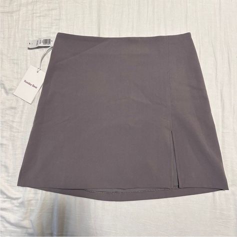 New With Tags Tatiana Mini Skirt With Slit Size 10 Elevate Your Wardrobe With This Classic Mini Skirt. Perfect For Any Occasion, It Offers A Sleek And Stylish Look. Aritzia Skirt, Navy Blue Skirt, Fit Reference, Blue Skirt, Classic Mini, The Navy, Rocky, Gray Color, Womens Skirt