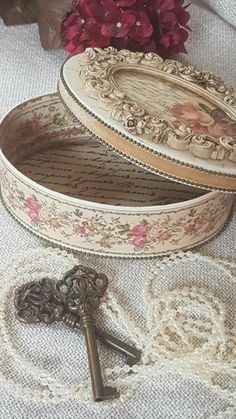 Decoupage Tins, Victorian Crafts, Decoupage Tutorial, Tin Can Art, Decoupage Decor, Decoration Shabby, Shabby Chick, Decoupage Diy, Mixed Media Crafts