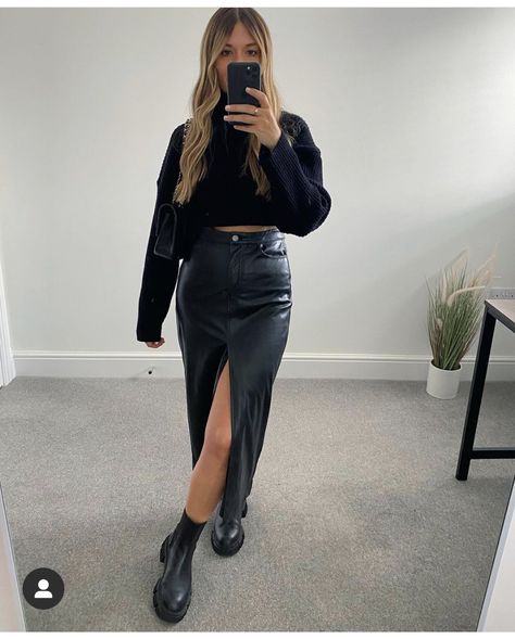 Long Skirt Leather Outfit, Outfits With Long Leather Skirt, Long Black Skirt Outfit Winter Classy, How To Style Leather Skirt Winter, Mid Leather Skirt Outfit, Leather Maxi Skirt Outfit Winter, Black Leather Skirt And Boots, Leather Skirt Midi Outfit, Outfit Jupe Cuir