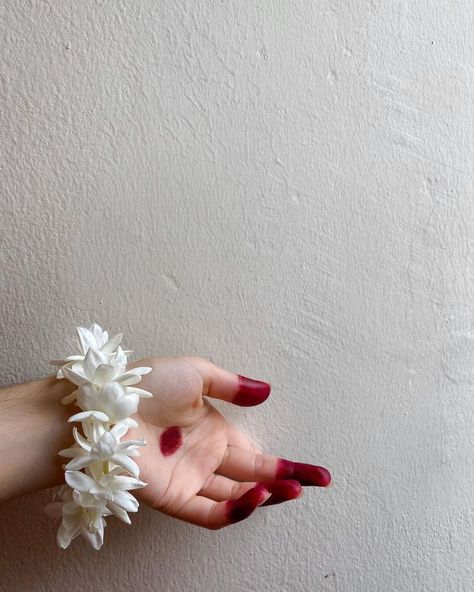 Bengali Alta Hands Aesthetic, Flower Indian Aesthetic, Traditional Aesthetic Photography, Indian Flower Aesthetic, Indian Aesthetic Art, Desi Core Aesthetic, Kathak Aesthetic, Indian Traditional Aesthetic, Girly Photography Poses