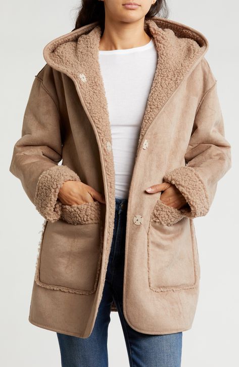 Discover stylish European winter fashion tips, outfit ideas, and wardrobe essentials. Stay cozy and chic throughout the cold season! Faux Fur Coat Outfit Casual, Women’s Winter Coats, Winter Essentials Clothes Women, Winter Styles For Women, European Winter Fashion, Ny Clothes, Fur Coat Outfit Casual, Chilly Fits, Faux Fur Coats Outfit