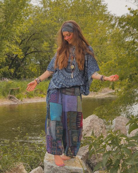 lake days 🌿🌞☮️🌸🍄🌱🦋 • • • • #hippie #hippiestyle #hippiegirl #70sfashion #thriftedfashion #hippiejewelry | Instagram Hippy Inspired Outfits, Modest Hippy Outfits, 70s Hippy Fashion, Hippy Girl Aesthetic, Hippies Outfit, Outfits Hippie Aesthetic, My Outfit Aesthetic, Hippy Outfits Aesthetic, Hippie Mom Aesthetic