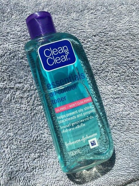 https://www.glossypolish.com/clean-clear-essentials-oil-control-toner-review/ , #cleanclear #cleanclearoilcontroltoner Oily Skin Toner, Sunscreen Oil, Face Care Tips, Clean And Clear, Shiny Skin, Clear Face, Oil Free Moisturizers, Beard Care, Oil Control