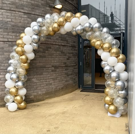 Ballon Arch Entry Way, Huge Balloon Arch, Balloon Arch Walkway Entrance, Modern Balloon Arch, Grand Opening Balloon Arch, Balloon Graduation Decorations, Prom Balloon Arch, Opening Balloon Decoration, Grand Opening Balloon Ideas