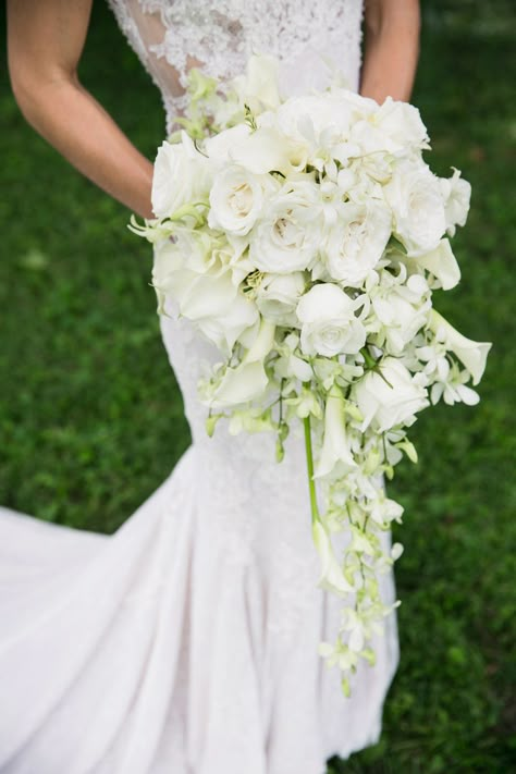 White Teardrop Bouquet, Waterfall Bouquet Wedding, Calla Lily Bouquet Wedding, Cascading Bridal Bouquets, Calla Lily Wedding, Bouquet Photography, Cascading Wedding Bouquets, Rose Bridal Bouquet, White Weddings