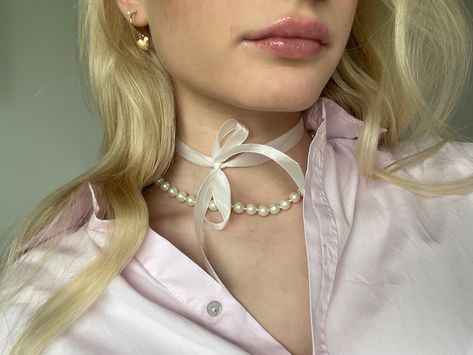 Light Feminine Jewelry, Bow Choker Outfit, Pearl Necklace With Bow, White Ribbon Necklace, Ribbon Choker Outfit, Light Feminine Aesthetic Outfits, White Bow Aesthetic, Myra Core, Pearl Necklace Aesthetic