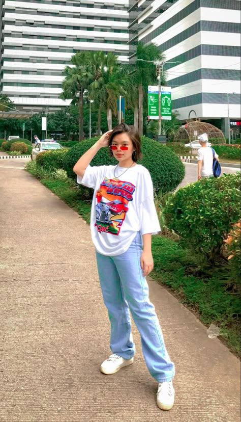 Tshirt With Jeans Outfit Casual, Loose Tshirt Outfits Jeans, Outfits For School White Shirt, White Baggy Shirt Outfits Style, Outfit Ideas For Oversized Shirt, Loose Pants And Shirt Outfit, Loose Tshirts Styling, Poses In T Shirt And Jeans, Oversized T Shirt Style Ideas Outfit