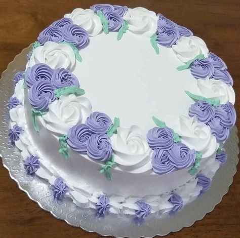 Buttercream Cake Designs Birthday, Round Cake Decorating Ideas, Simple Cake Designs Birthday, Pretty Cake Decorating, Simple Birthday Cake Designs, Round Birthday Cakes, Buttercream Cake Designs, Cake With Flowers, Decorating Frosting