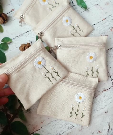 Pouch Embroidery Ideas, Embroidery Bags Ideas, Cute Embroidery Designs Simple, Embroidery On Tote Bags, Tote Bag Embroidery Ideas, Hand Embroidery Products, Pouch Embroidery, Embroidered Canvas Bag, Embroidered Pouch