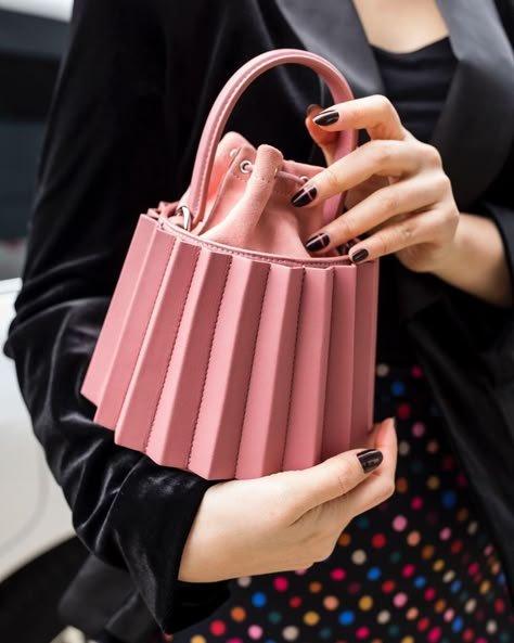 Pink Lantern, Pleated Bag, Modern Handbag, Leather Bag Design, Max Max, Unique Handbags, Real Leather Bags, Stylish Handbags, Trendy Handbags