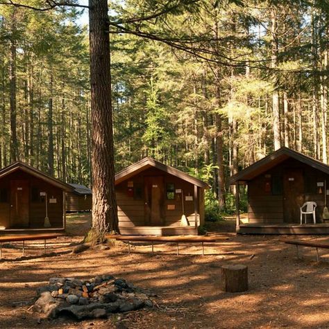 Camping Cabin Aesthetic, Cabin Camping Aesthetic, Summer Lodge Aesthetic, 70s Camp Aesthetic, Campground Aesthetic, Camp Cabins, Cabin Summer, Camp Cabin Aesthetic, Summer Camp Cabins