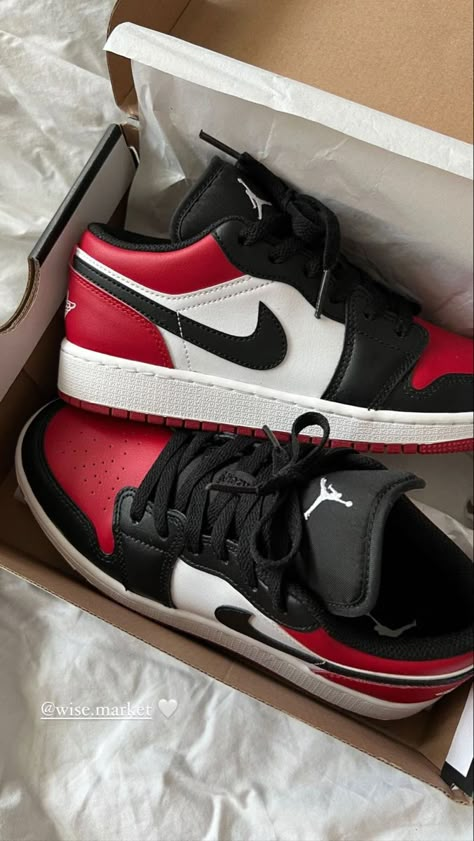 Nike Air Jordan Shoes, Dr Shoes, Trendy Shoes Sneakers, Jordan Shoes Girls, Pretty Shoes Sneakers, Kicks Shoes, All Nike Shoes, Nike Shoes Jordans, Cute Nike