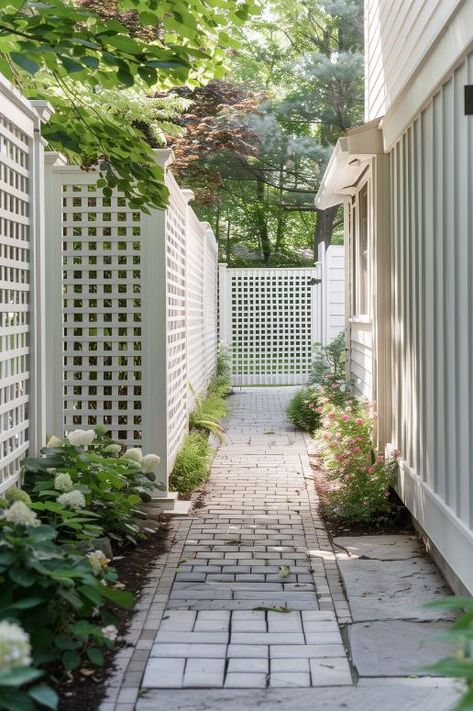 40 Privacy Fence Ideas: Stylish Solutions for a Backyard Retreat Lattice Privacy Fence Ideas, Cute Privacy Fence Ideas, Chain Fence Ideas, Lattice Privacy Screen Fence, Privacy Fence Styles, Pergola Side Of House, Side Yard Privacy Ideas, Small Backyard Fence Ideas, White Privacy Fence Ideas