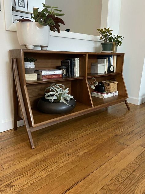 Fffff-Forty Dollars You Say?!!! Drexler Mcm Walnut Bookcase Diy Mid Century Bookcase, Vintage Mcm Furniture, Diy Mcm Bookcase, Wedding Entryway Ideas, Mcm Entryway Ideas, Mcm Bookcase, Mcm Entryway, Mid Century Bookshelf, Mcm Office