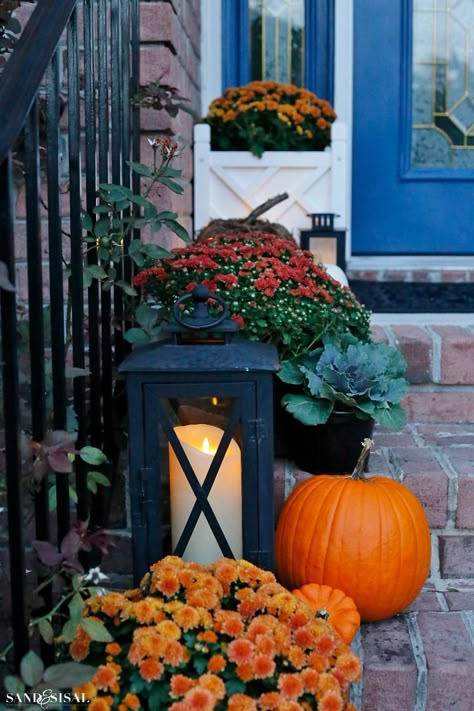 Fall Front Porch Ideas, Outside Fall Decor, Fall Gardening, Driven By Decor, Halloween Front Porch Decor, Fall Front Porch Decor, Halloween Front Porch, Autumn Decorating, Outdoor Decorating