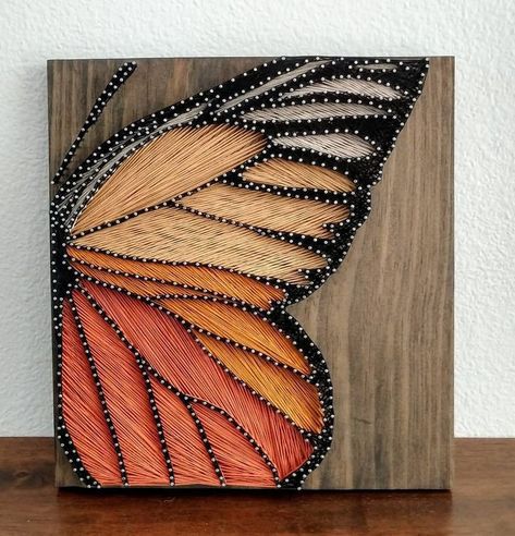 Nail And Thread Art Pattern, Yarn Ideas Diy Room Decor, Wood And Nails Crafts, Thread Drawing Ideas, Thread Work On Canvas, Wall String Art, Boho String Art, Thread Art On Wood, Nail And String Art Patterns