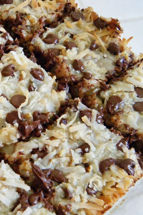 Magic Cookie Bar Recipe, Easy Bar Recipes, Coconut Cookies Recipes, Resep Brownies, Biscuits Graham, Magic Cookie Bars, Dessert Bar Recipe, Eagle Brand, Coconut Cookies