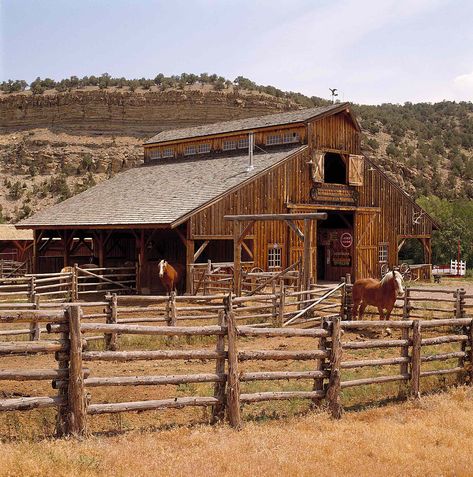 Horse Barn Designs, Dream Horse Barns, Farm Plans, Country Barns, Wilde Westen, Ranch Farm, Western Life, Barn Plans, Dream Barn