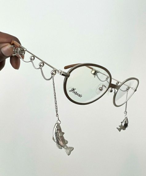 Glasses Accessories Jewelry, Fun Glasses Aesthetic, Unique Accessories Fashion, Glasses Chain Aesthetic, Interesting Glasses, Glasses Charms, Statement Glasses, Unique Glasses Frames, Glasses Jewelry