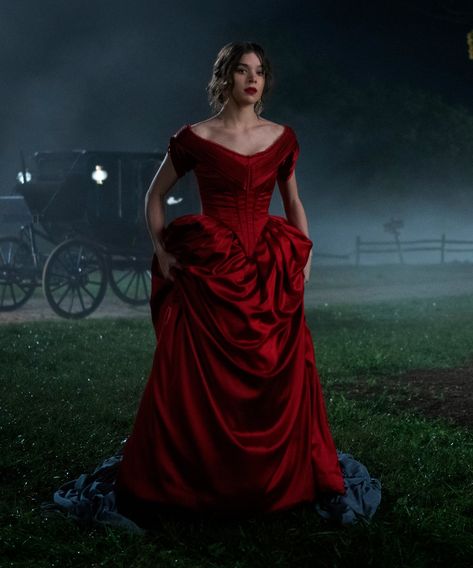 Dickinson Gives Us Teen Emily Dickinson — Her Real Life Story Gets Very Heavy After That+#refinery29 Marissa Meyer, Emily Dickinson, Hailee Steinfeld, Fantasy Dress, Historical Fashion, Fancy Dresses, Red Formal Dress, Pretty Dresses, Mermaid Formal Dress