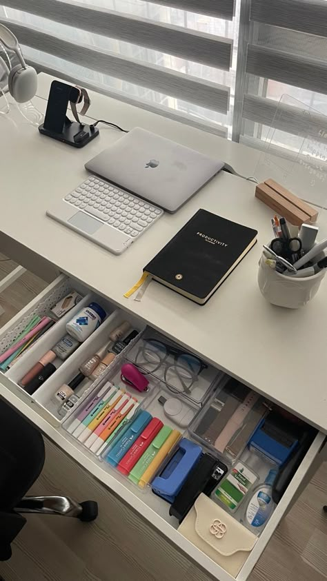 Home Study Organization, Desk Aesthetic Inspiration Study, Aesthetic Work Set Up, Desk Organizing Aesthetic, Clean Study Desk, Student Organization Aesthetic, Organised Desk Drawer, Organize Drawers Desk, Desk Study Organization