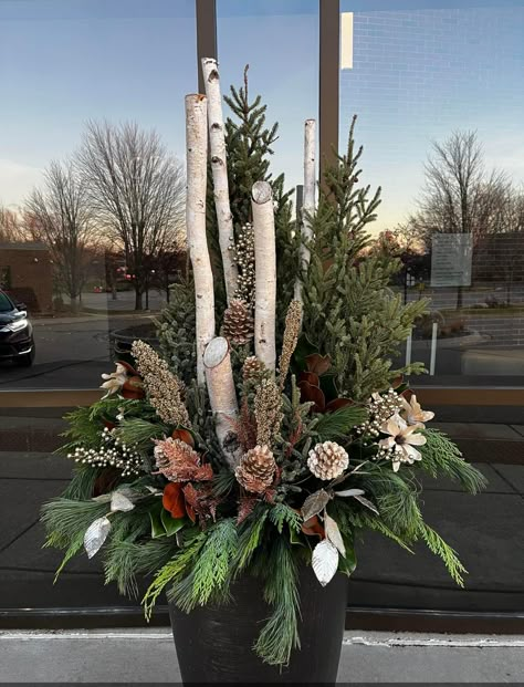 Christmas Planter Boxes Outside, Winter Porch Decorations, Holiday Planters, Porch Decoration Ideas, Winter Pots, Wooden Box Centerpiece, Winter Container Gardening, Christmas Planter, Winter Planters