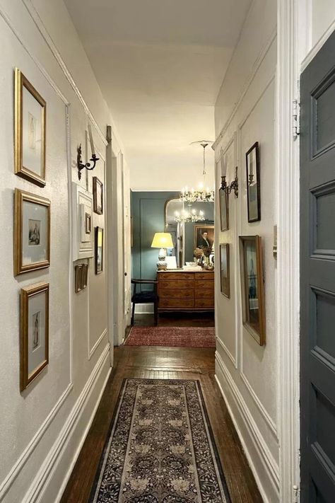 Transform your apartment hallway into a stylish passage with Parisian-inspired decor. Explore chic and timeless home decor ideas that bring the elegance of a Parisian-style apartment to every corner, creating a welcoming and sophisticated ambiance. Hallway Interior Design, French Cottage Living Room, Salons Cottage, Hallway Interior, French Living Rooms, Parisian Decor, Parisian Interior, Apartment Entryway, French Apartment