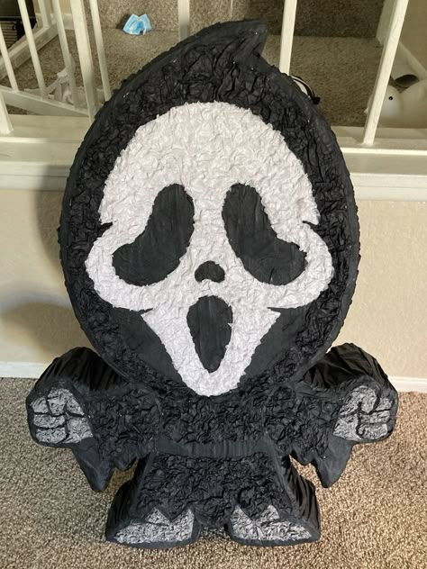 Scream Themed Sweet 16, Horror Birthday Decorations, Scream Sweet 16, Ghost Face Decoration, Scream Movie Party Decorations, Ghost Face Party Decorations, Scream Decoration Party, Ghost Face Themed Party, Ghost Face Decor