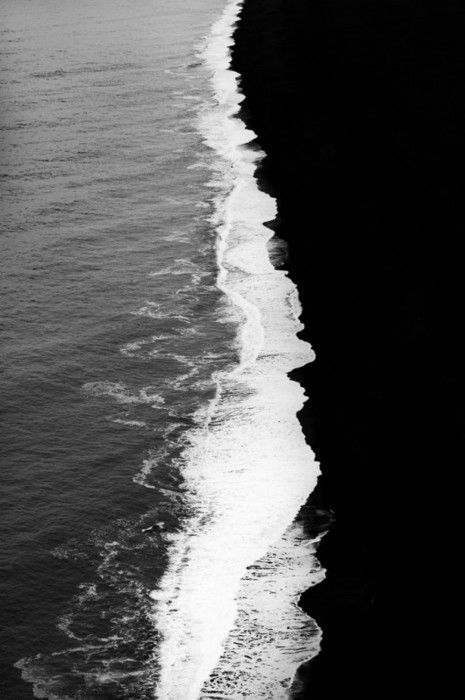 Photos Bff, Black And White Photo Wall, Wallpaper Estetika, Black And White Beach, 타이포그래피 포스터 디자인, Have Inspiration, Black And White Photograph, Ocean Wallpaper, Black And White Aesthetic